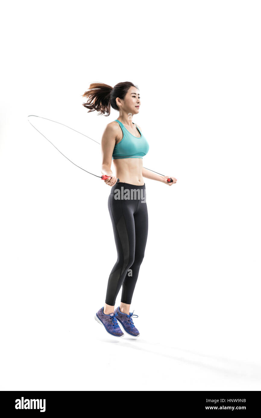 Donna in sportswears salto con la corda Foto Stock