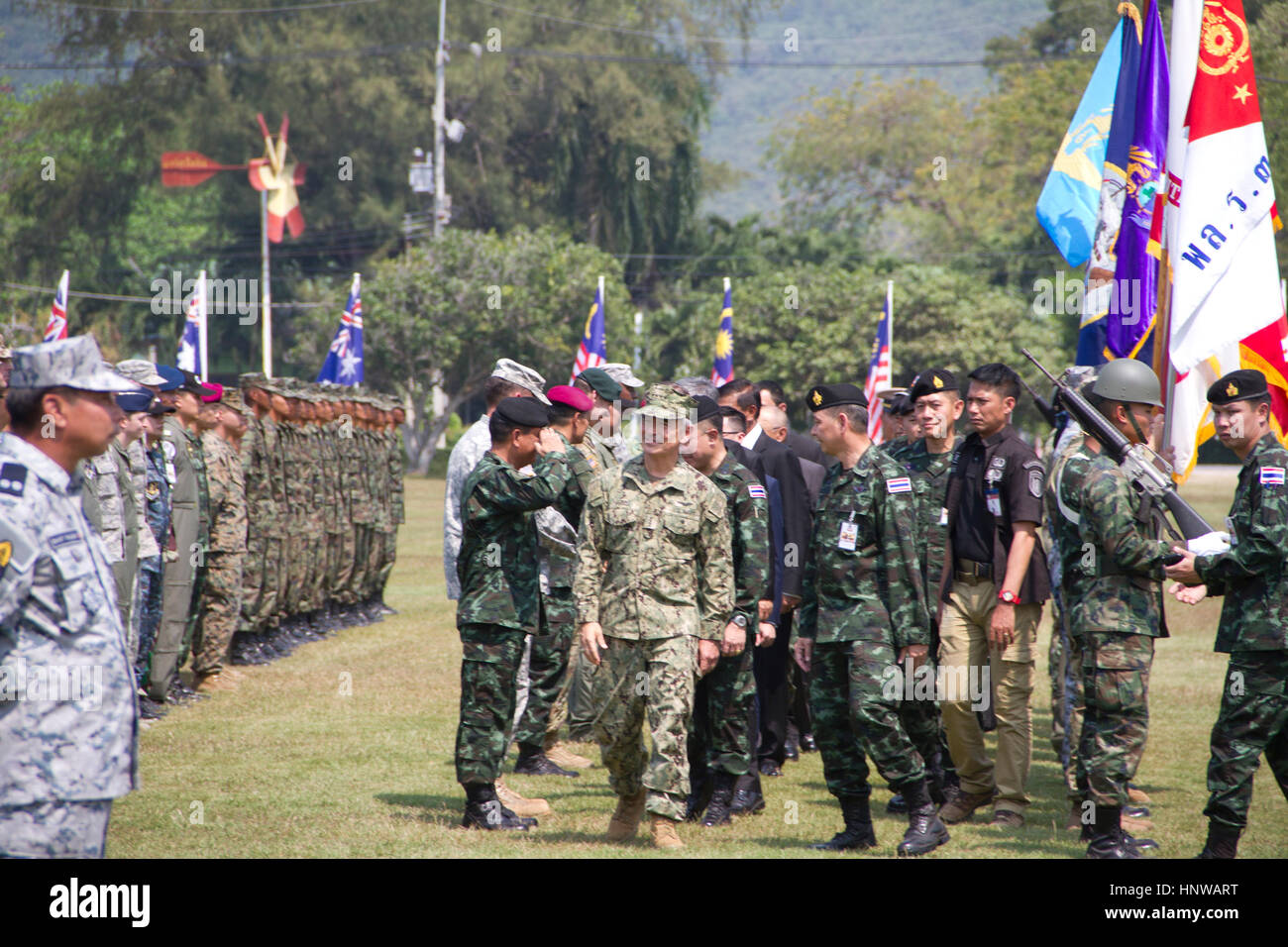 Harry Binkley Harris, Jr, Ammiraglio nella Marina Militare degli Stati Uniti 24 Commander, Stati Uniti Pacifico Comando., saluta i soldati durante le cerimonie di apertura del Cobra Gold 2017 in Sattahip, Thailandia. Il Cobra Gold è un esercizio a grandi combinato di esercitazione militare nel sud est asiatico tra la Royal Thai Forze Armate, U.S. Forze Armate e Forze armate alleate. Foto Stock