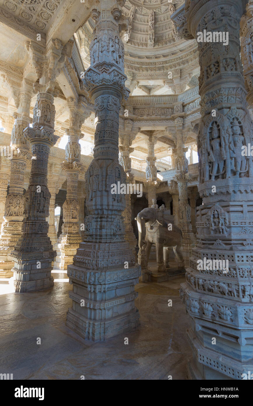 Ultra wide angle view all'interno di jainist maestoso tempio di Ranakpur, Rajasthan, India. Dettagli di sculture in pietra. Foto Stock