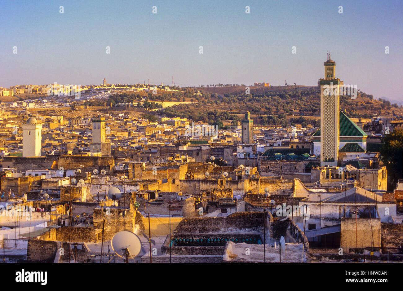 Tramonto, skyline. Vista sulla Medina, sito Patrimonio Mondiale dell'UNESCO, Fez, in Marocco, Africa. Foto Stock