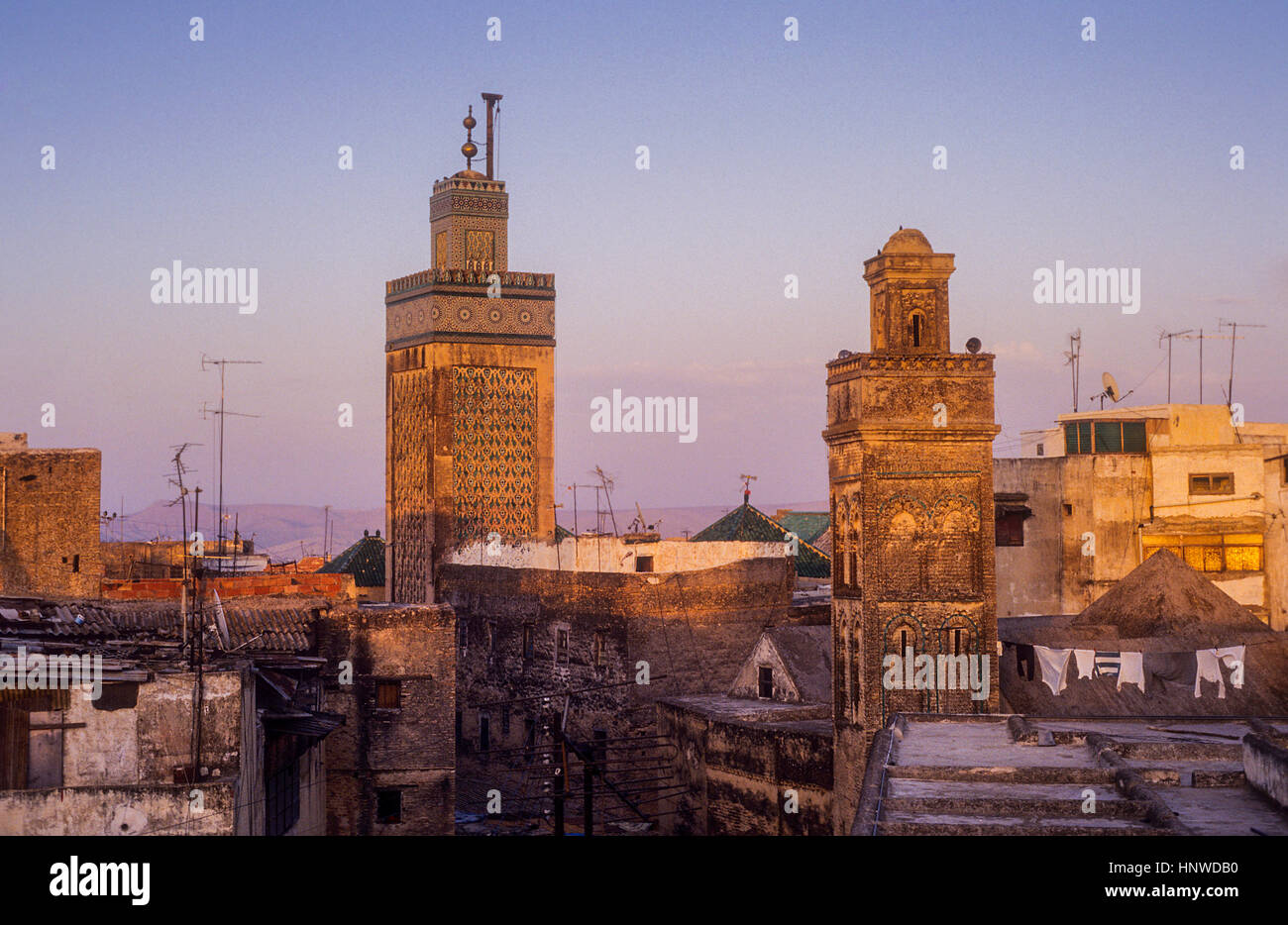 Skyline. A destra il minareto di Sidi Lazaze, a sinistra il minareto di Medersa Bou Inania, Medina, sito Patrimonio Mondiale dell'UNESCO, Fez, in Marocco, Africa. Foto Stock