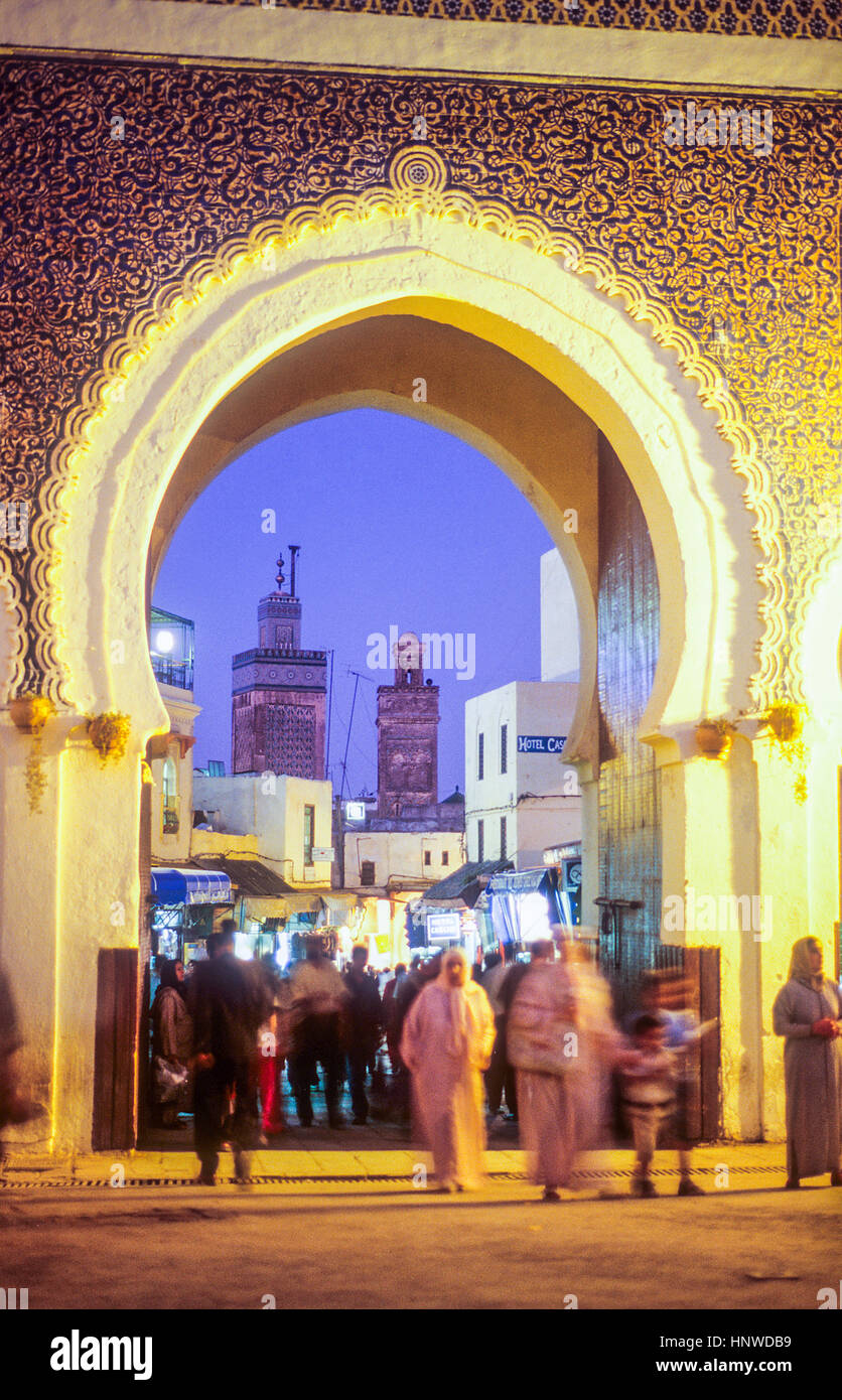 Bab Boujeloud, gateway attraverso il muro della città al centro storico della città o la Medina, sito Patrimonio Mondiale dell'UNESCO, Fez, in Marocco, Africa. Foto Stock