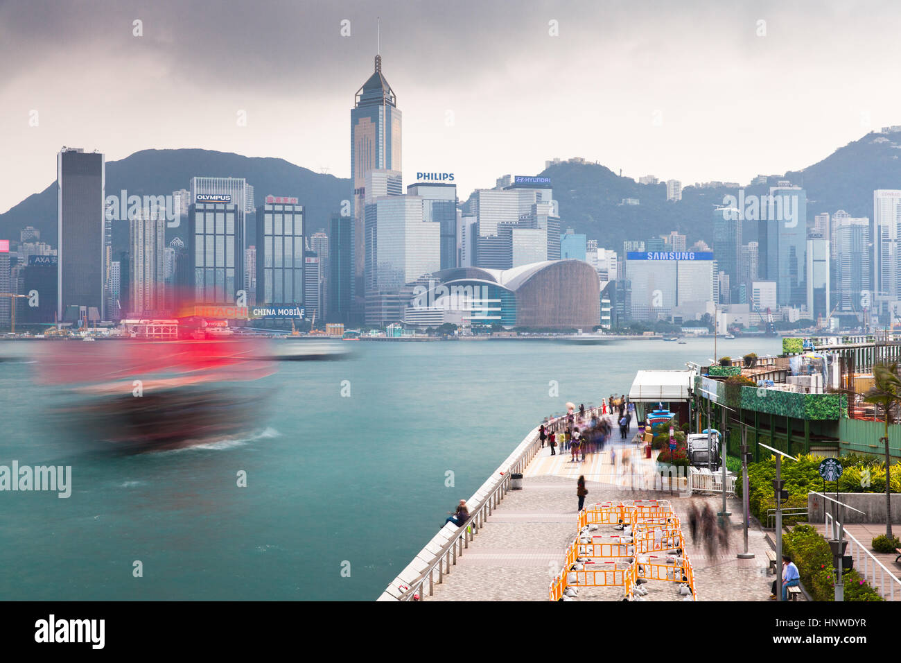 Hong Kong - febbraio 20: sfocato giunca cinese vela da Tsim Sha Tsui Promenade su 20 Febbraio, 2014. Foto Stock