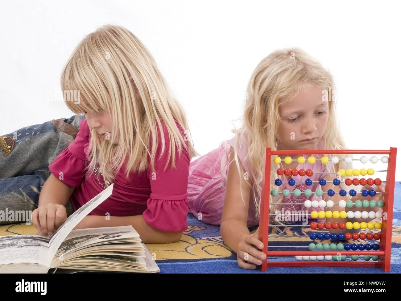 Modello di rilascio, Zwei Schulmaedchen mit Lesebuch und Abakus - due studentesse con libro e abacus Foto Stock