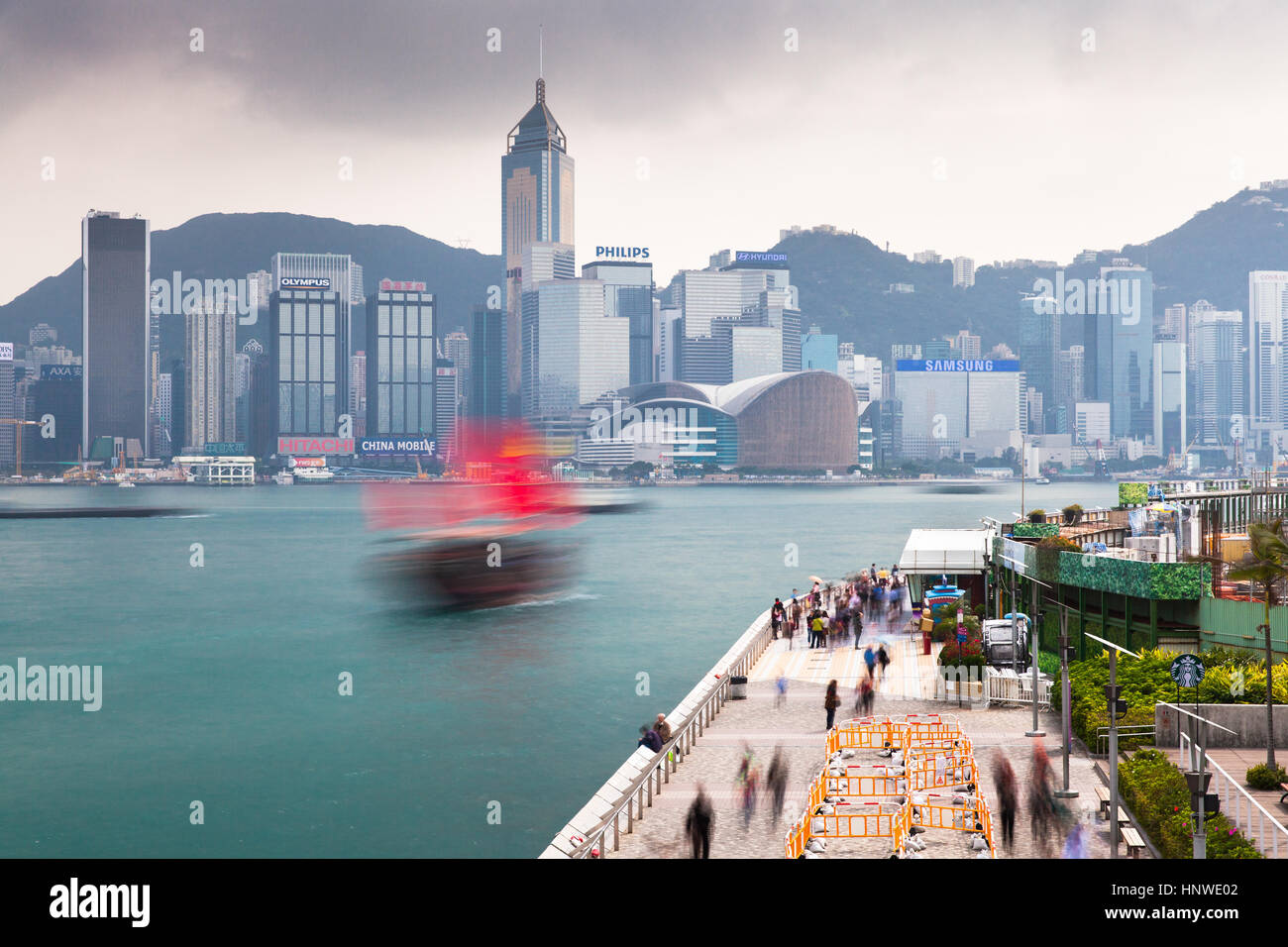 Hong Kong - febbraio 20: sfocato giunca cinese vela da Tsim Sha Tsui Promenade su 20 Febbraio, 2014. Foto Stock