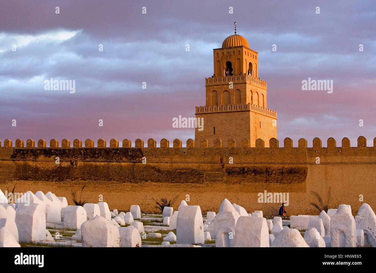 TUNEZ: Kairouan.Cemetery, bastioni della medina e minareto della Grande Moschea. La più antica è la zanzara fondata da Sidi Uqba nel VI secolo Foto Stock