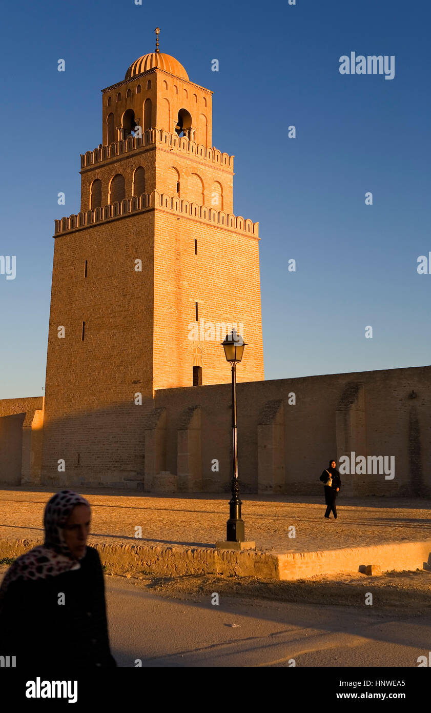 Tunez: Kairouan.La Grande Moschea. La moschea fondata da Sidi Uqba nel VI secolo è il più antico luogo di preghiera in Nord Africa Foto Stock