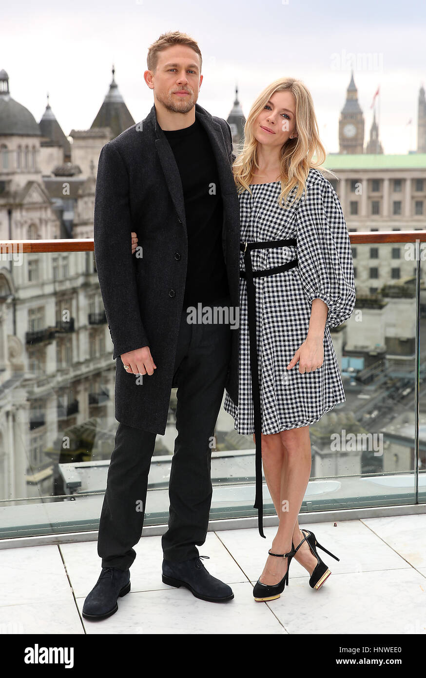 Charlie Hunnam e Sienna Miller frequentando " la città perduta di Z' Photocall al Corinthia Hotel di Londra. Foto Stock