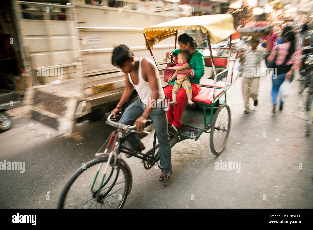 Delhi, India - 18 Settembre 2014: ciclo rickshaw equitazione il veicolo sotto il calore sulla strada della Vecchia Delhi, India il 18 settembre 2014. Foto Stock