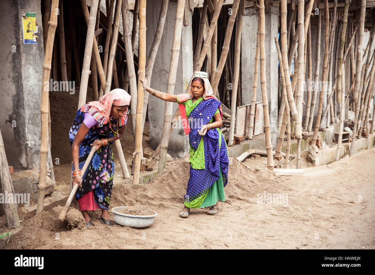 Dharamsala, India - 28 September, 2014: le donne indiane lavorare alla costruzione Dharamsala, India. Foto Stock