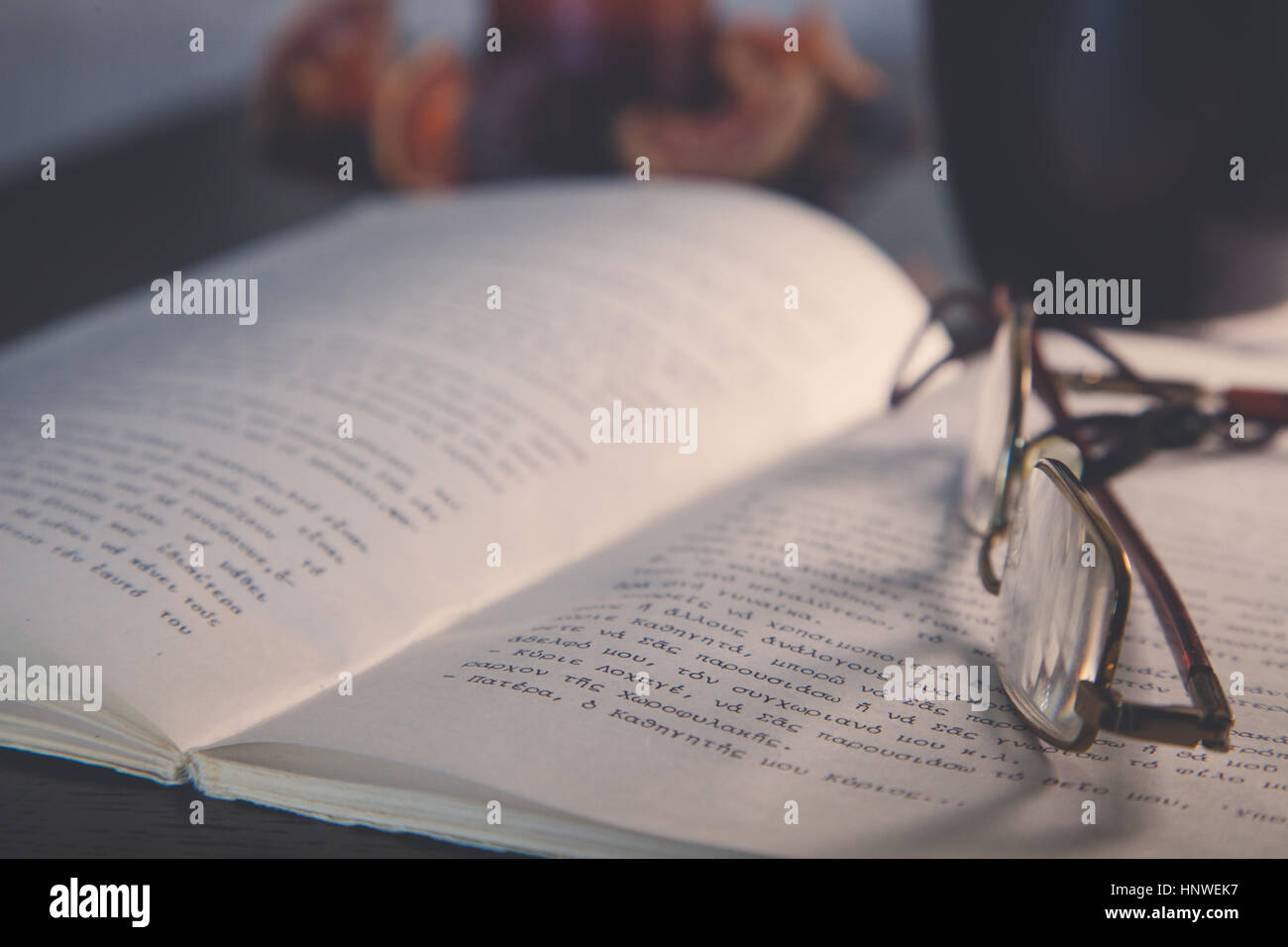 Primo piano orizzontale immagine di occhiali sulla cima del libro aperto Foto Stock