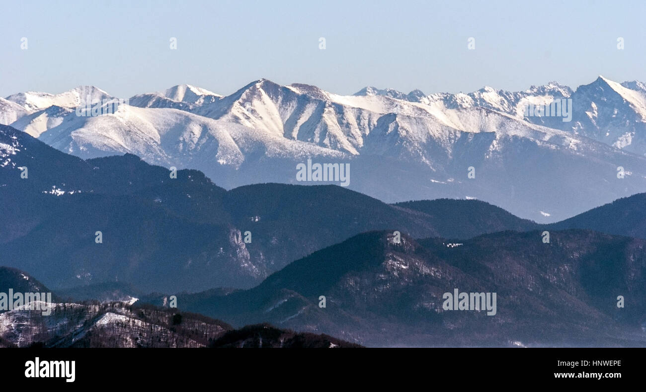 Inverno Tatra mountain range panorama con cime coperte di neve e cielo chiaro da velka luka hill sul foro di martinske in lucanska Mala Fatra in Slovacchia Foto Stock