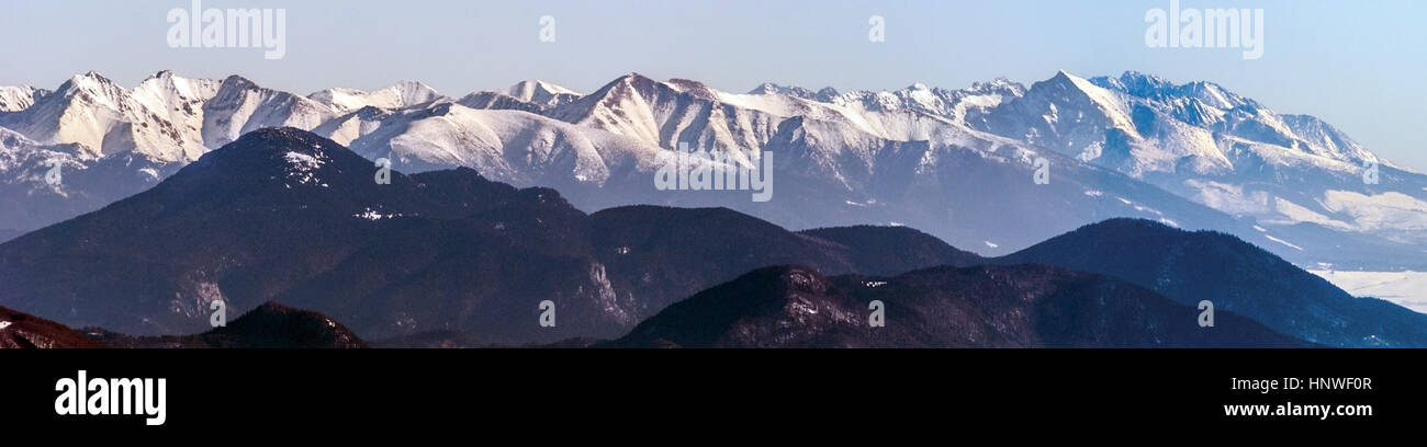 Panorama di tatra mountain range con la neve e il cielo chiaro da velka luka hill sul foro di martinske in lucanska Mala Fatra montagne in Slovacchia Foto Stock