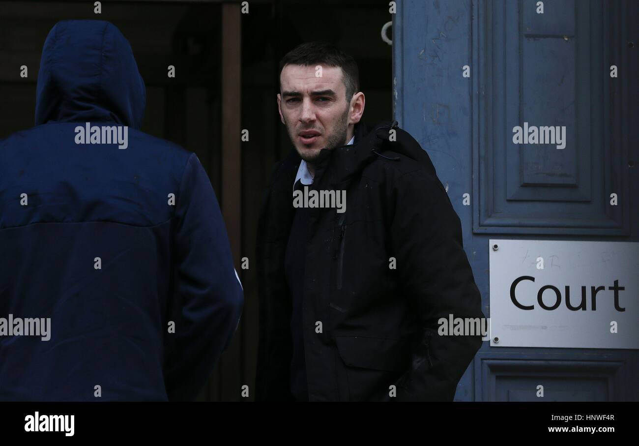 Eamon Bradley, 28, da Londonderry, chi viene accusato di terrorismo oneri legati alla Siria guerra civile, arrivando al city's Crown Court dove egli nega sei oneri, comprese per partecipare ad un campo di addestramento del terrorismo e di ricevere formazione per l'uso di una granata. Foto Stock