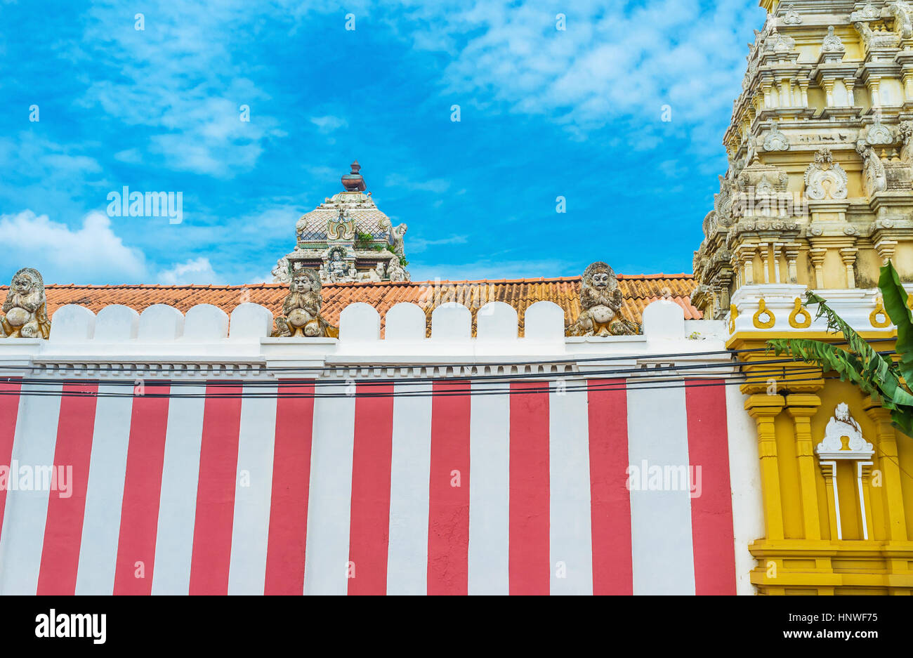 Le pareti, le cupole e i cancelli di Munneswaram Kovil decorata con sculture varie, Chilaw, Sri Lanka. Foto Stock