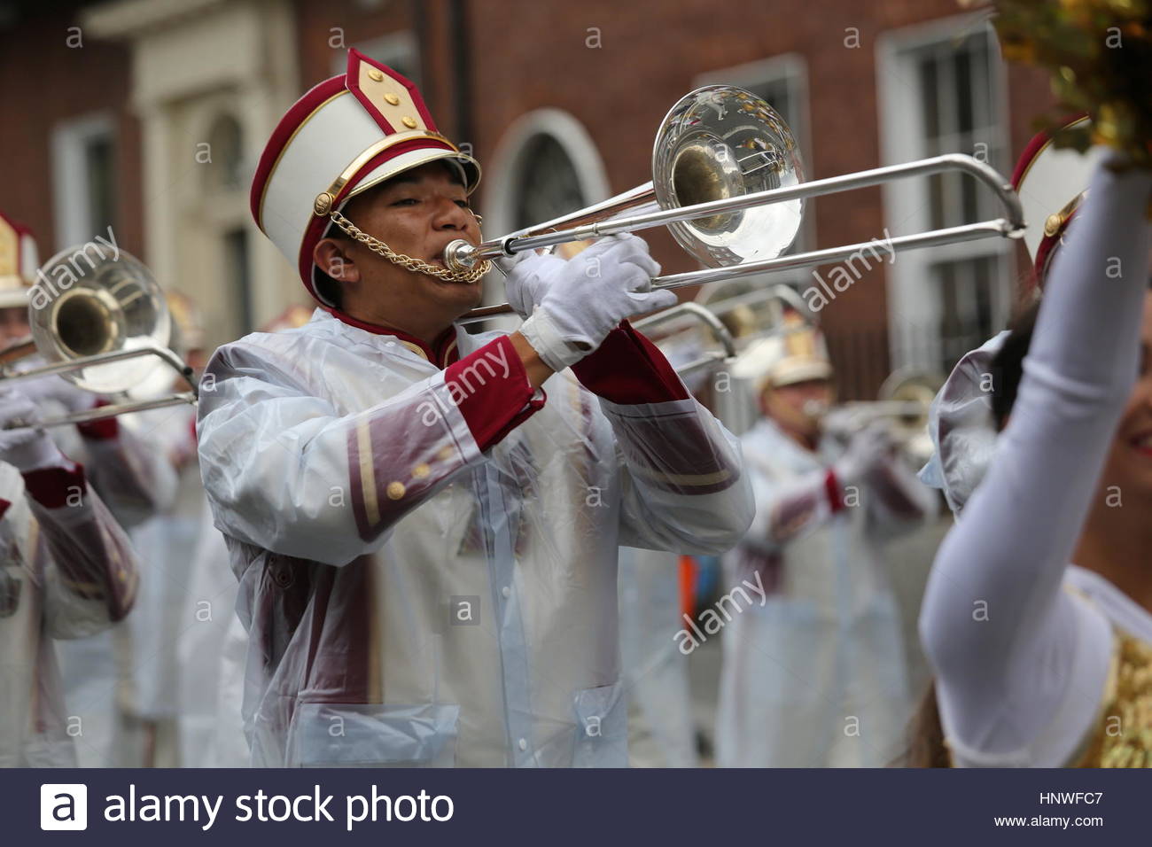 Un musicista esegue durante una parata evidenziare American college football in Dublino Foto Stock