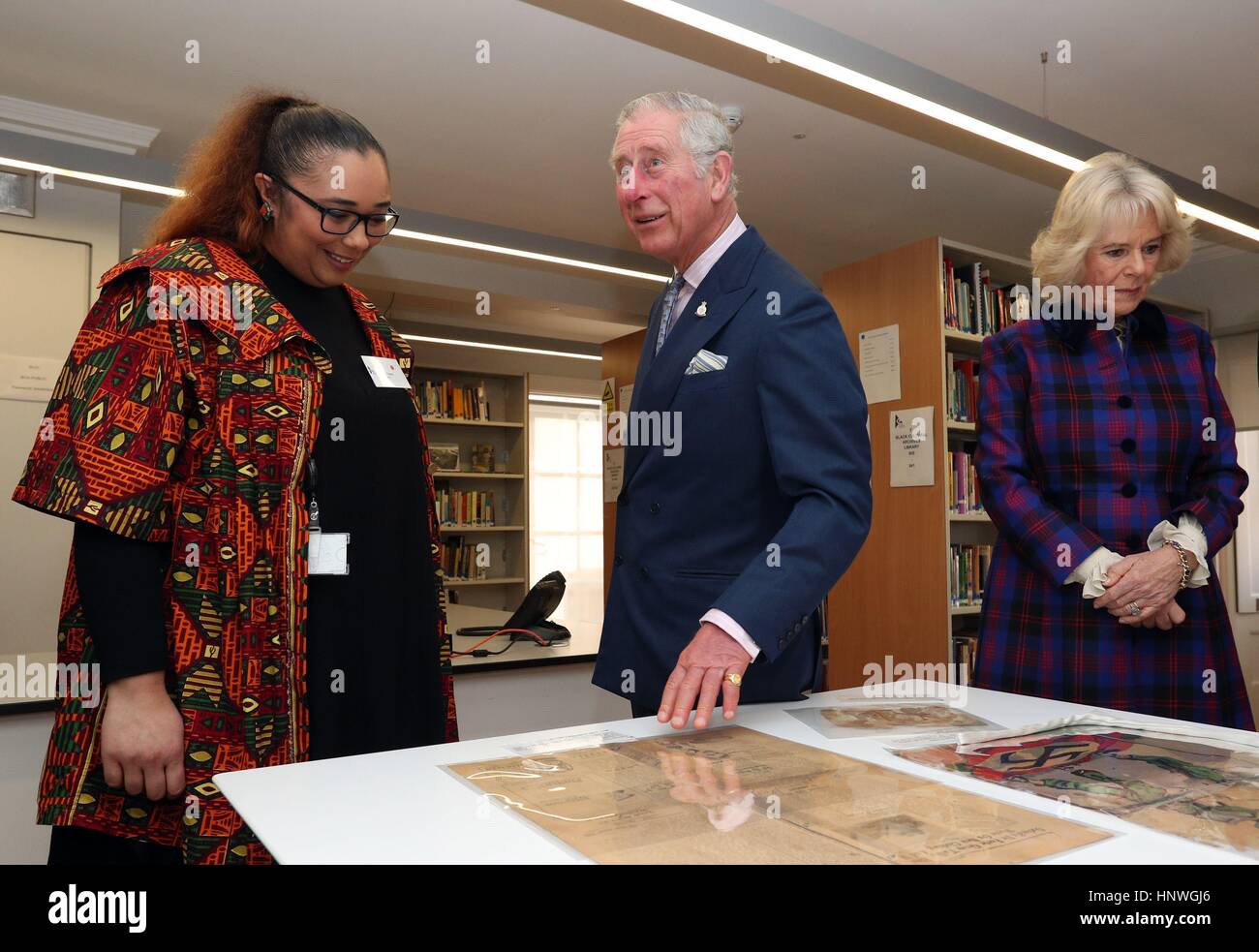 Il Principe di Galles e la duchessa di Cornovaglia sono mostrati elementi di importanza storica di Natalie Fiawoo (sinistra) durante la loro visita al nero archivi culturali (C.A.), in Brixton, a sud di Londra. Foto Stock