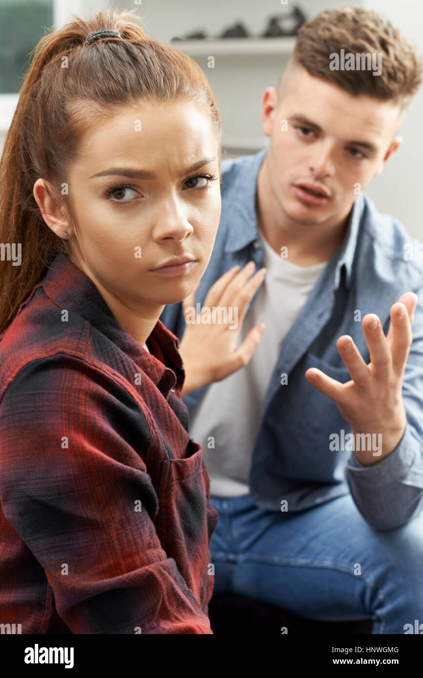 Coppia adolescenti aventi difficoltà di relazione Foto Stock