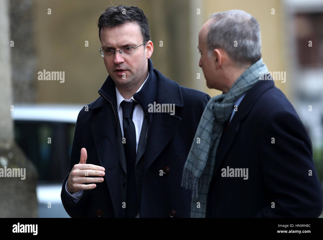 Phil Wye (sinistra) Ex-BBC 5 partite di calcio in diretta, match della giornata, questione di sport & Sky Sport produttore, ora lavorando per prostata UK, durante il servizio funebre per Graham Taylor tenutosi presso la chiesa di Saint Mary, Watford. Stampa foto di associazione. Picture Data: Mercoledì 1 febbraio 2017. Vedere PA storia SOCCER Taylor. Foto di credito dovrebbe leggere: Nick Potts/PA FILO Foto Stock