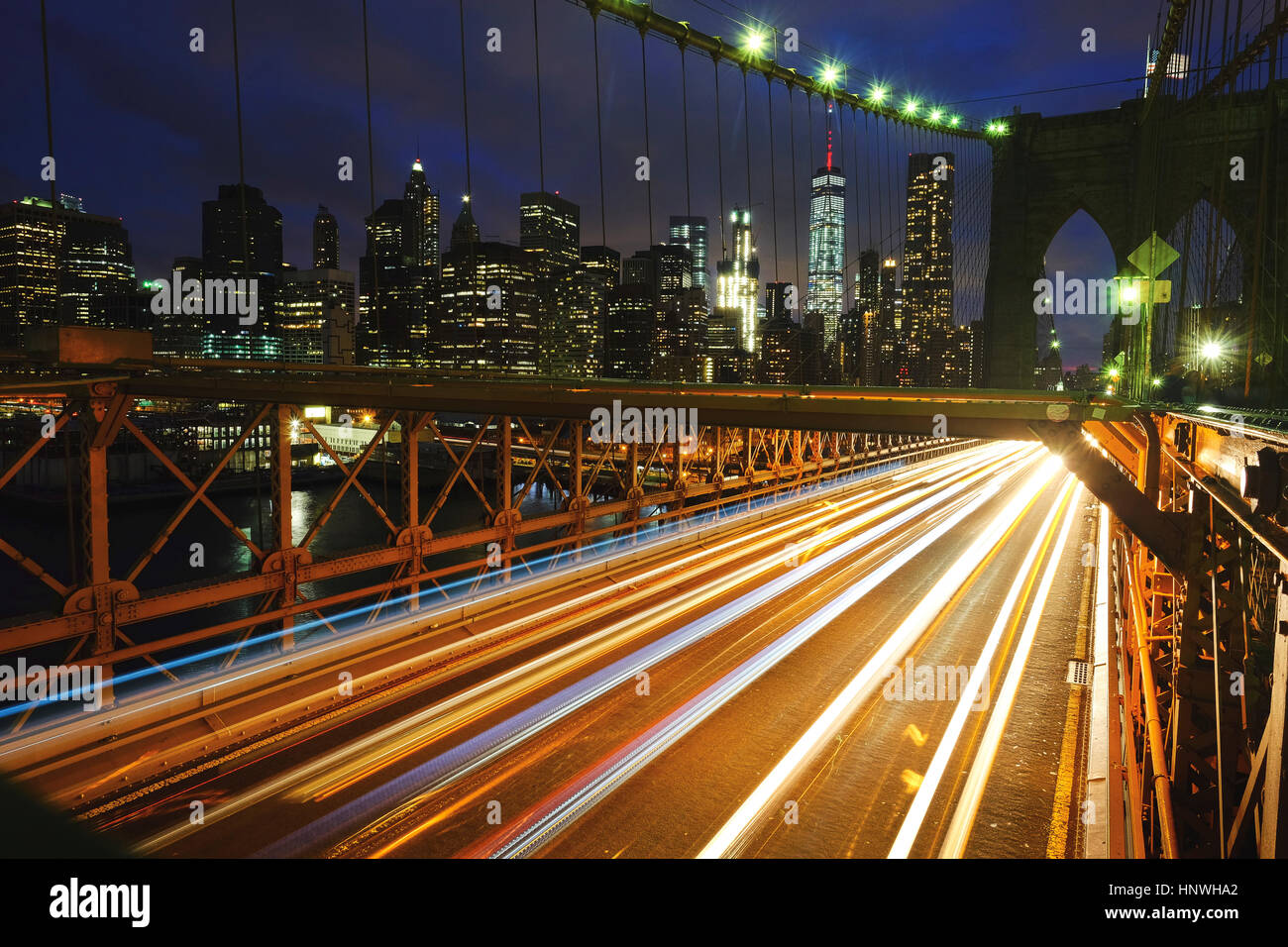 Sentieri di luce sul ponte di Brooklyn, New York, Stati Uniti d'America Foto Stock