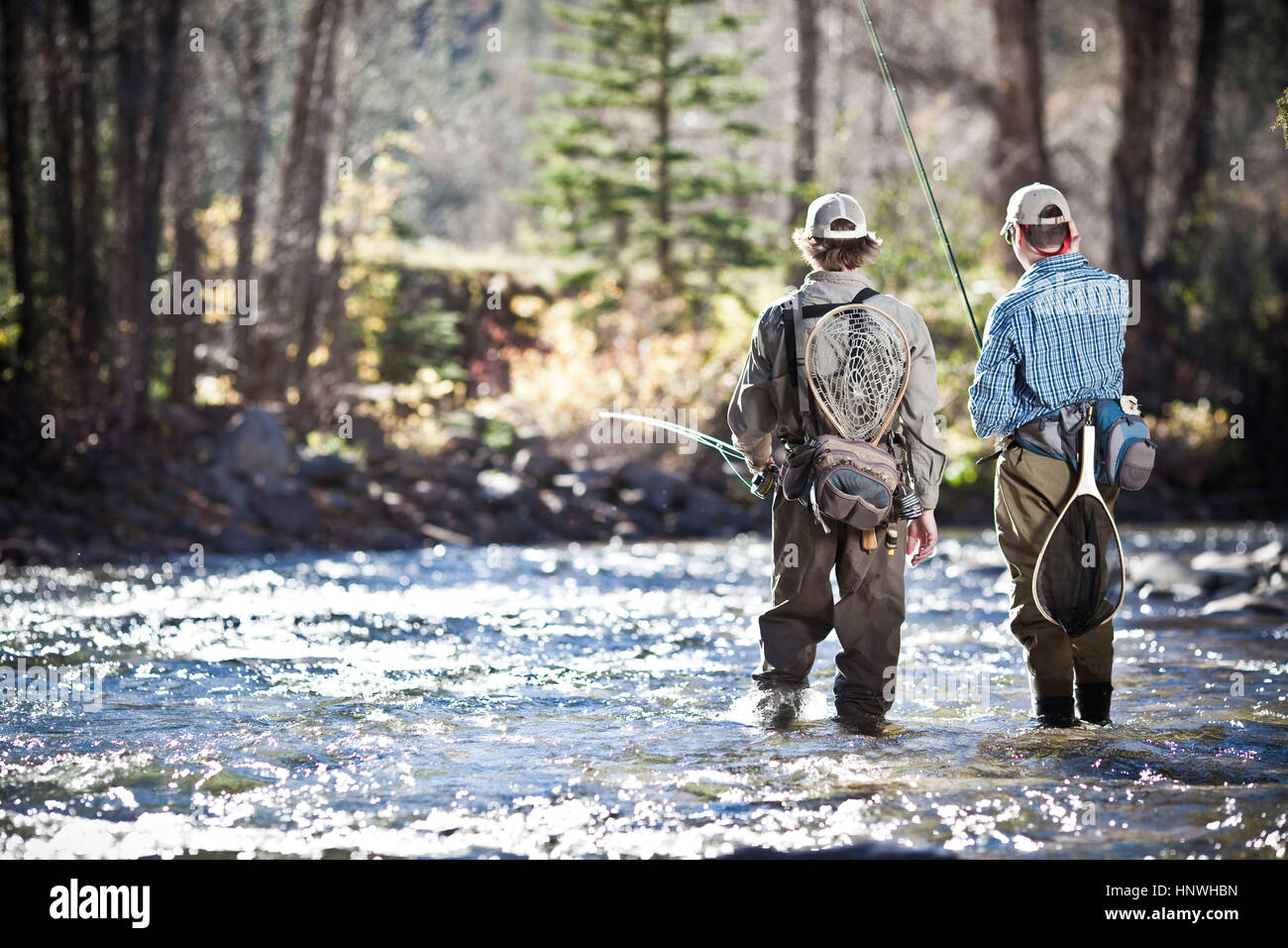 I pescatori caviglia nel profondo fiume fly fishing, Colorado, STATI UNITI D'AMERICA Foto Stock