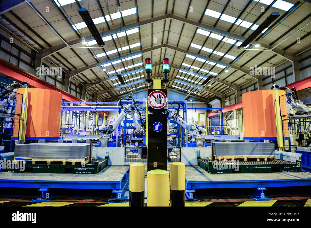 La Wisco Lasertechnik robotico di linea di produzione automatizzata in automotive service center a Tata Steel's Roma Anagnina sito in Willenhall, Wolverhampton. Stampa foto di associazione. Picture Data: mercoledì 15 febbraio, 2017. Foto di credito dovrebbe leggere: Ben Birchall Foto Stock