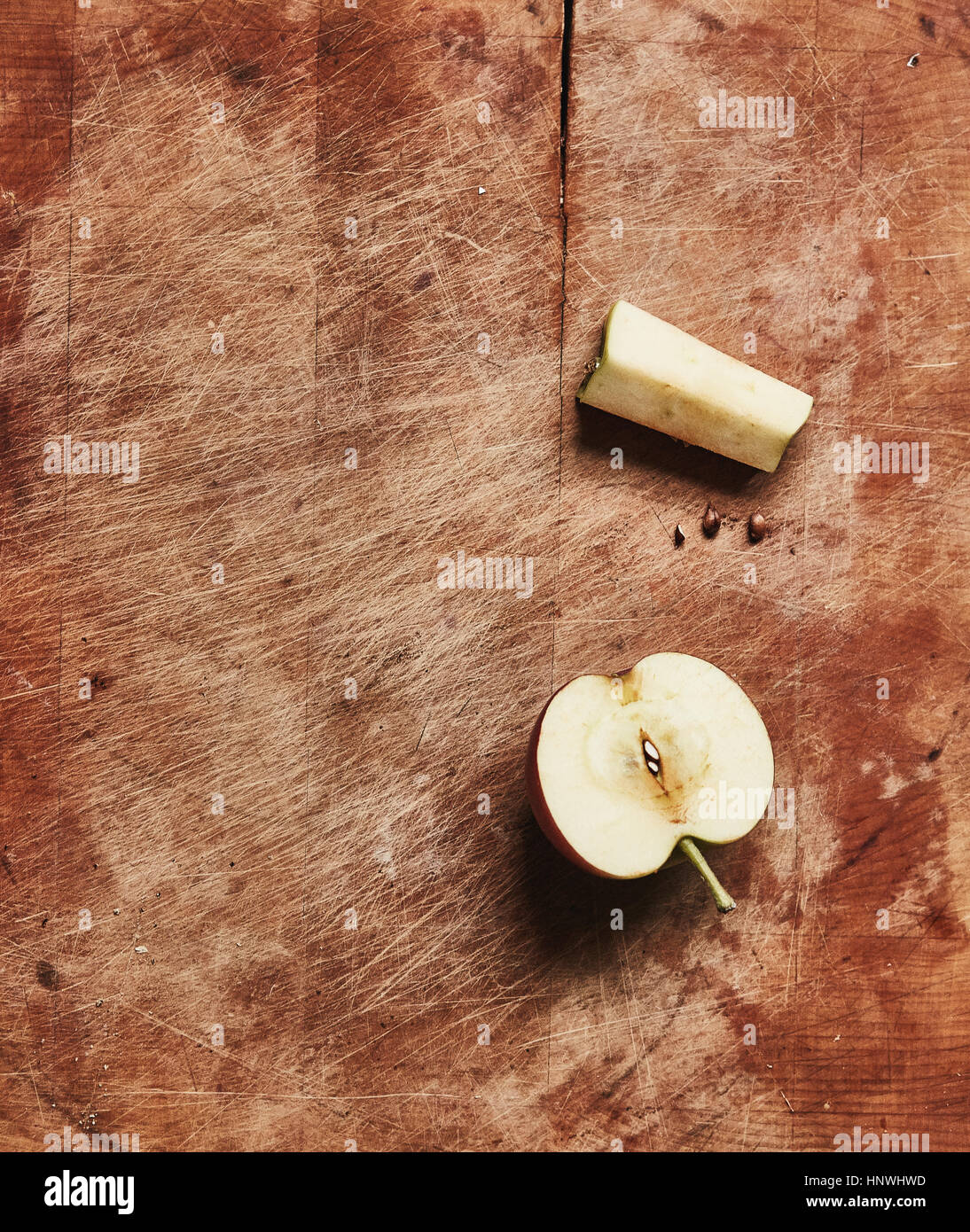 Vista aerea di fresco dimezzato apple e apple core su un tagliere di legno Foto Stock