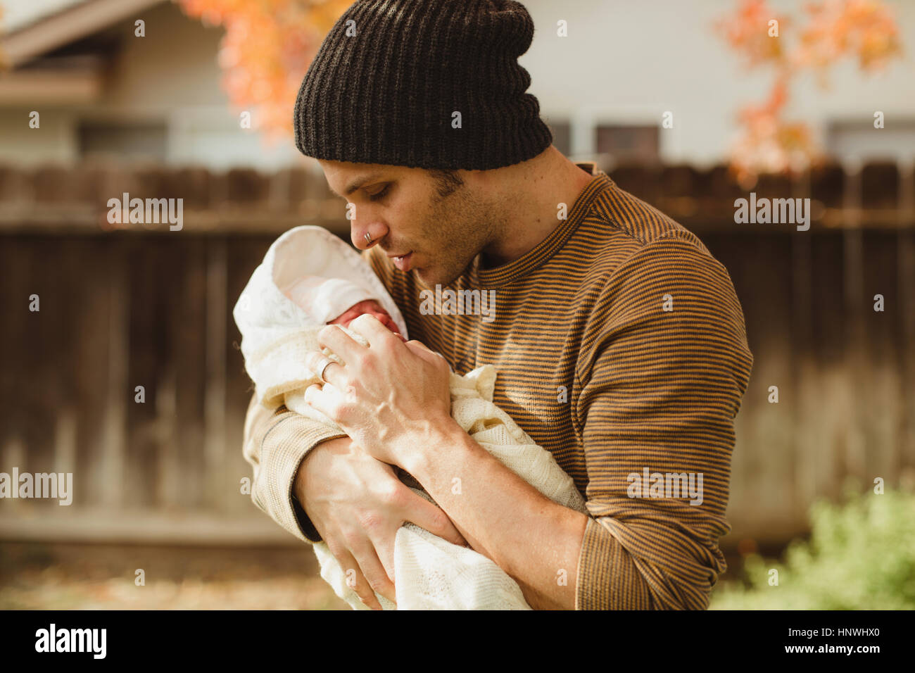 Metà uomo adulto per guardare al neonato figlia in giardino Foto Stock