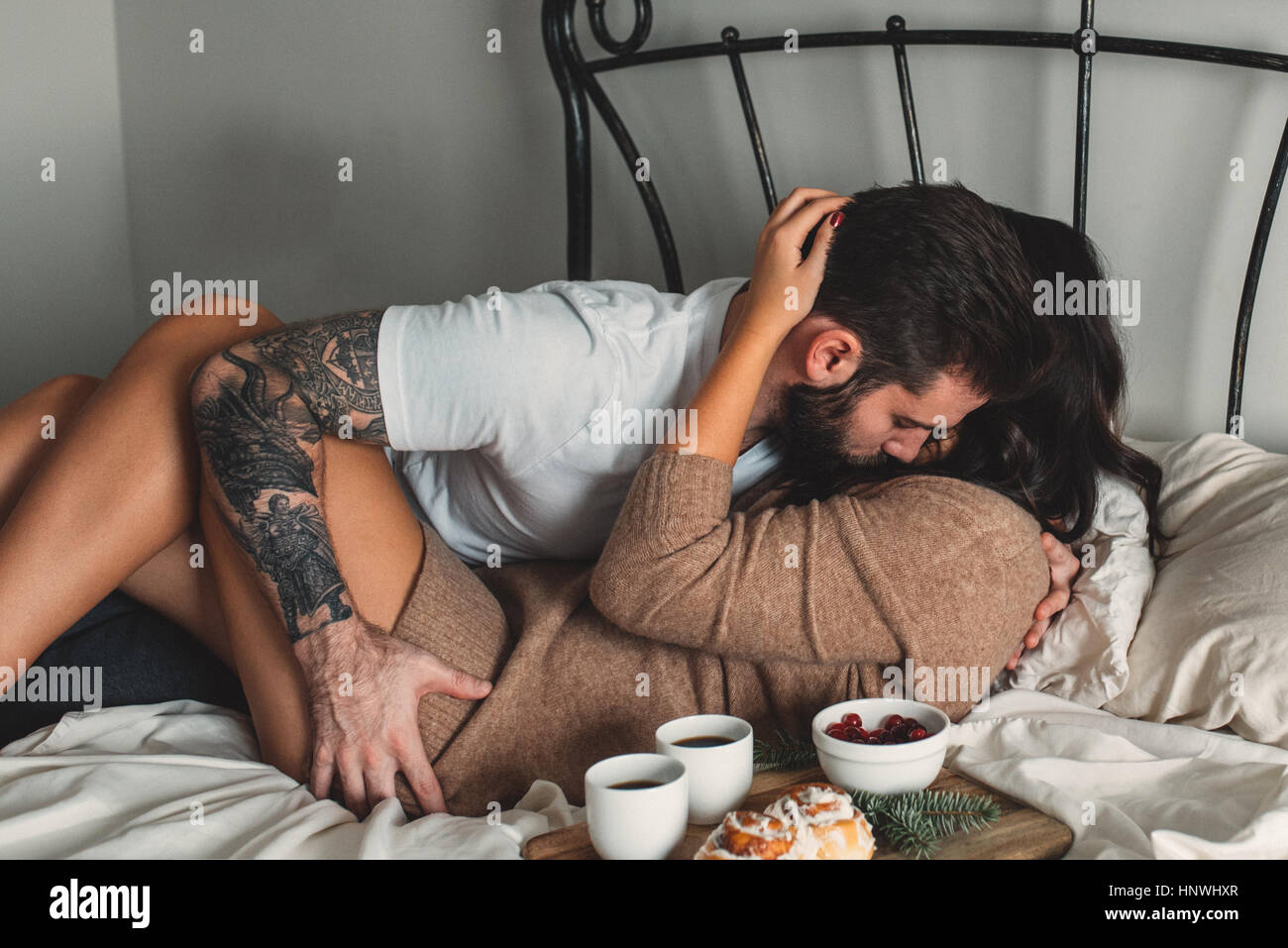 Appassionato di coppia giovane con la colazione a letto Foto Stock