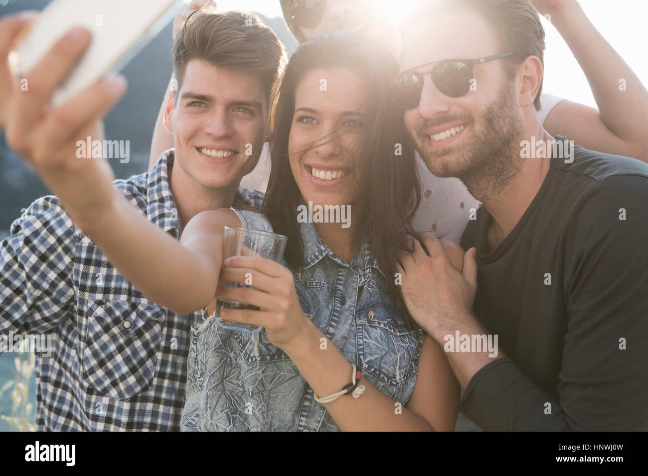 Giovani amici adulti tenendo selfie presso la terrazza sul tetto delle parti Foto Stock