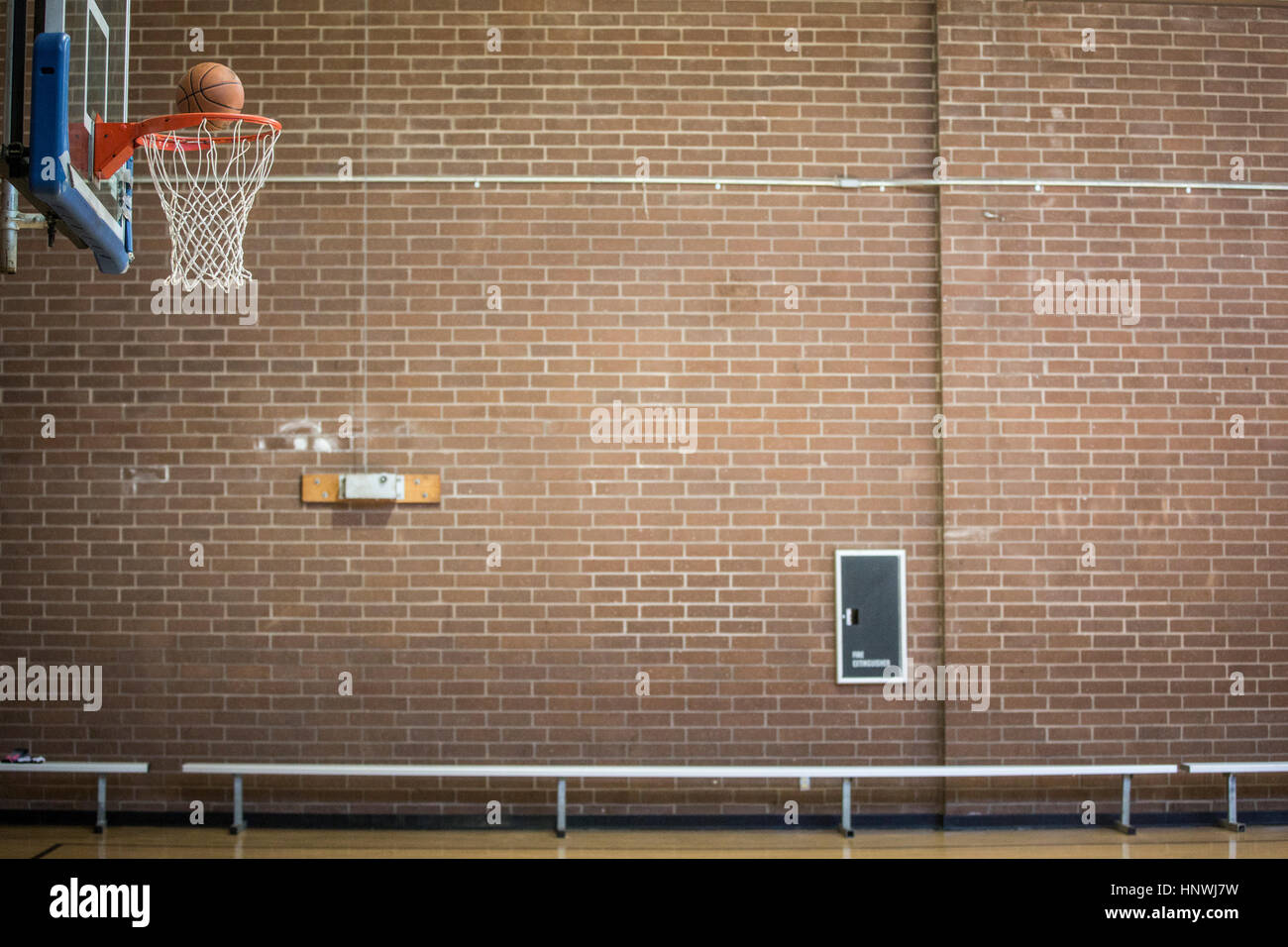 La pallacanestro in procinto di scendere attraverso il basket net Foto Stock