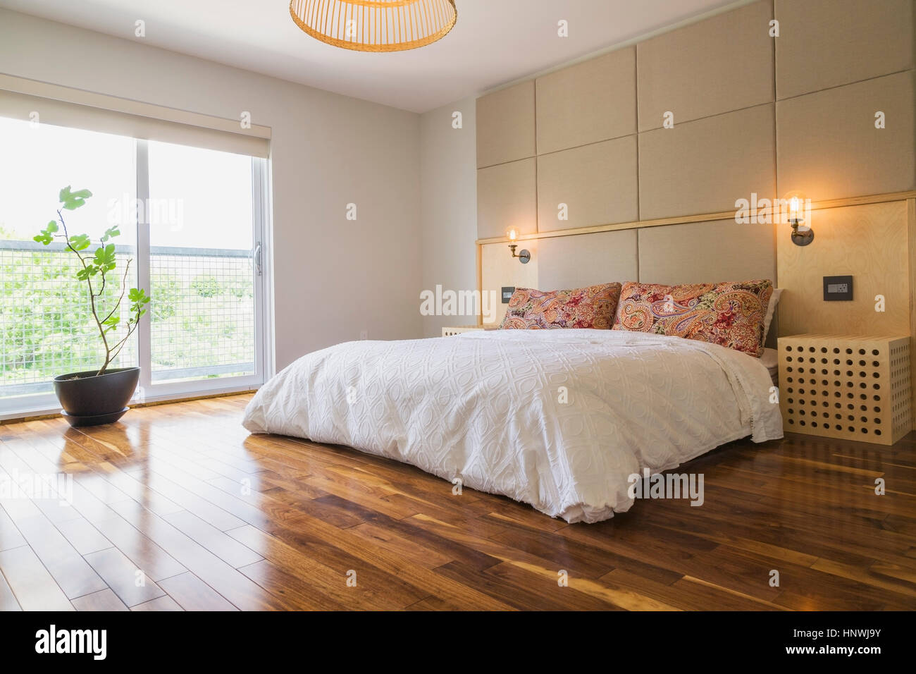 Letto king size nella camera da letto con noce americano di parquet in  legno duro all'interno di un cubo moderno stile home, Quebec, Canada Foto  stock - Alamy
