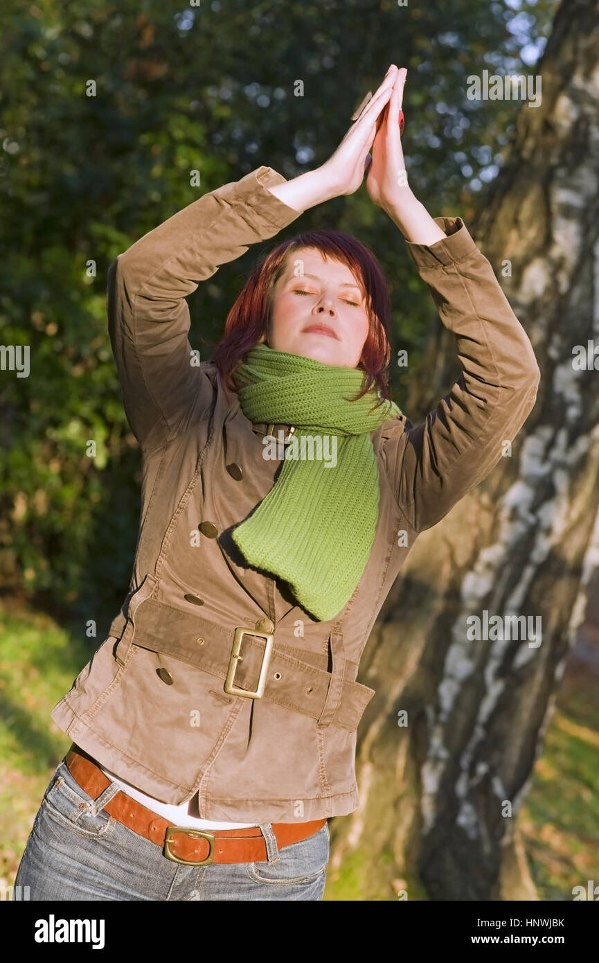 Modello di rilascio, Junge Frau macht Jogauebung herbstlichen im Park - giovane donna fa yoga in autunno la natura Foto Stock