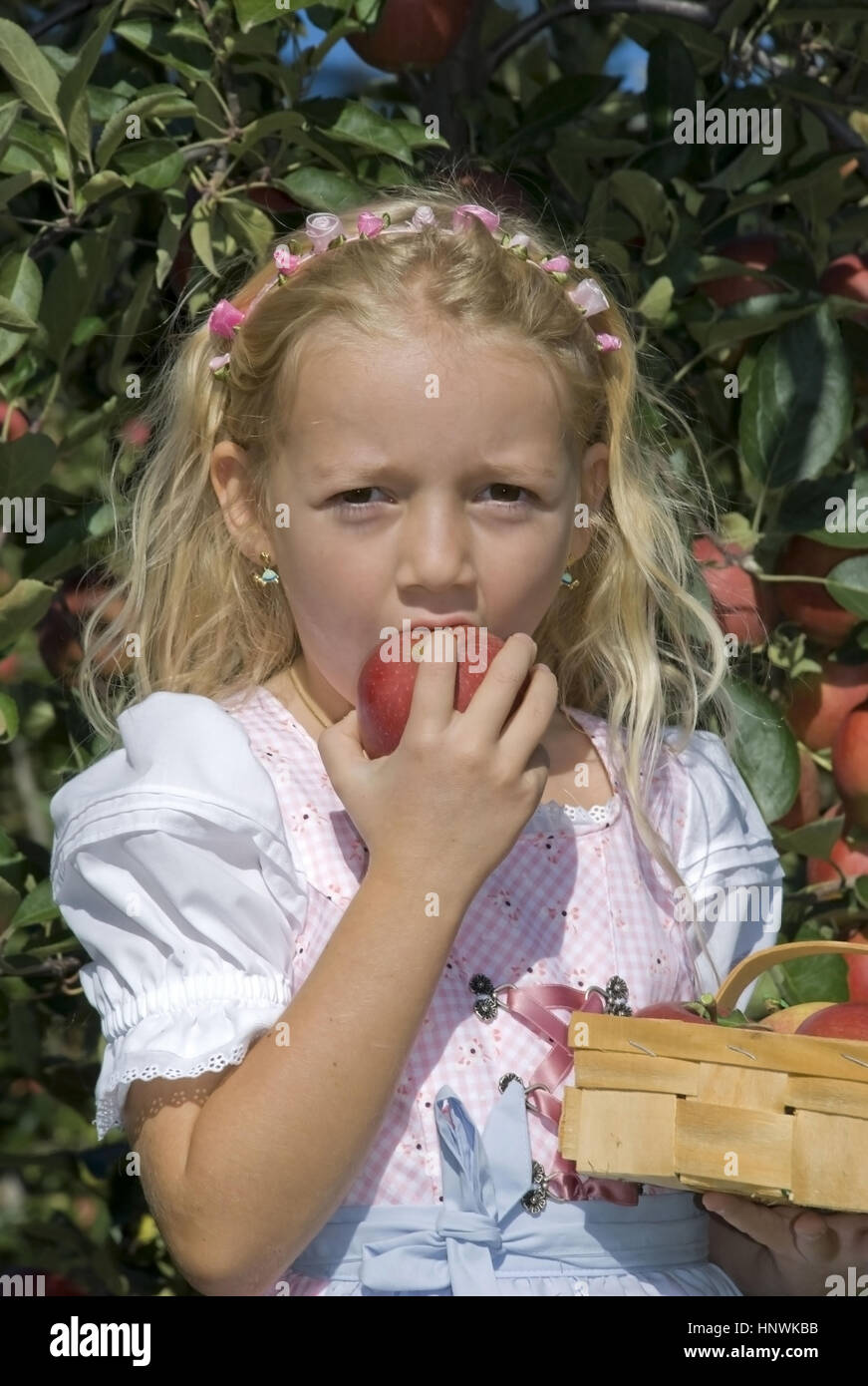 Modello di rilascio, Kleines Maedchen beisst in Apfel - bambina mangia un Apple Foto Stock