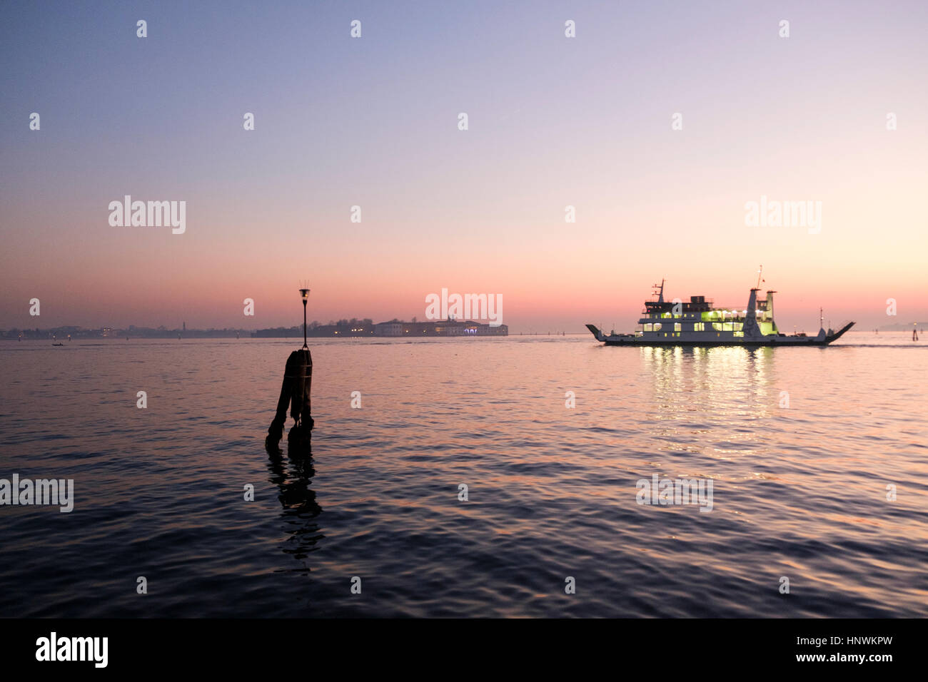 Traghetto per auto attraversando la laguna al tramonto. Venezia. Italia Foto Stock
