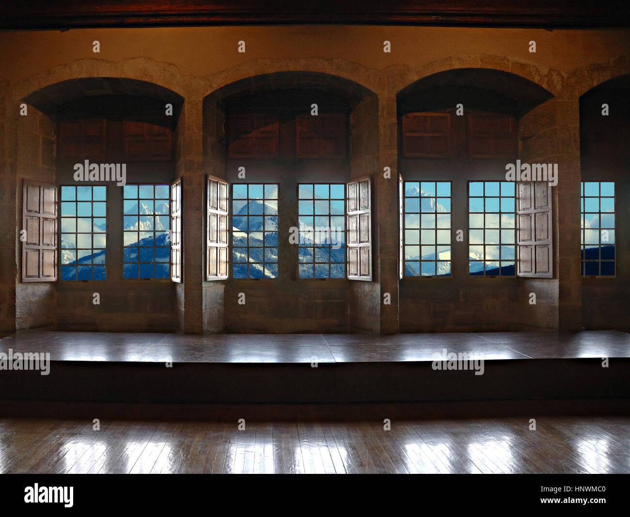 Sala riunioni in un vecchio castello con vista sulle Alpi. Foto Stock