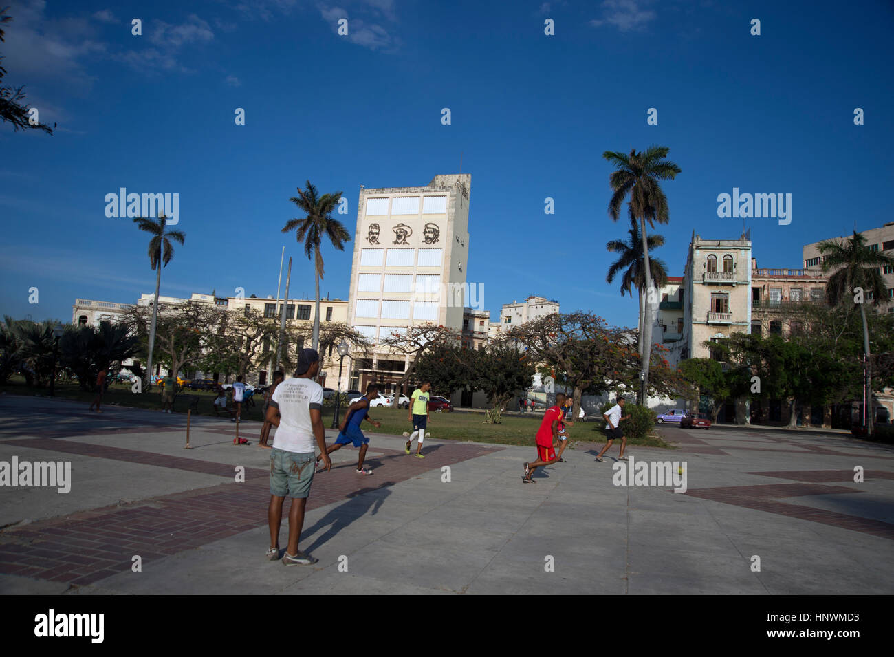 Gruppo di adolescenti cubani che giocano a calcio per strada Havana Cuba Foto Stock