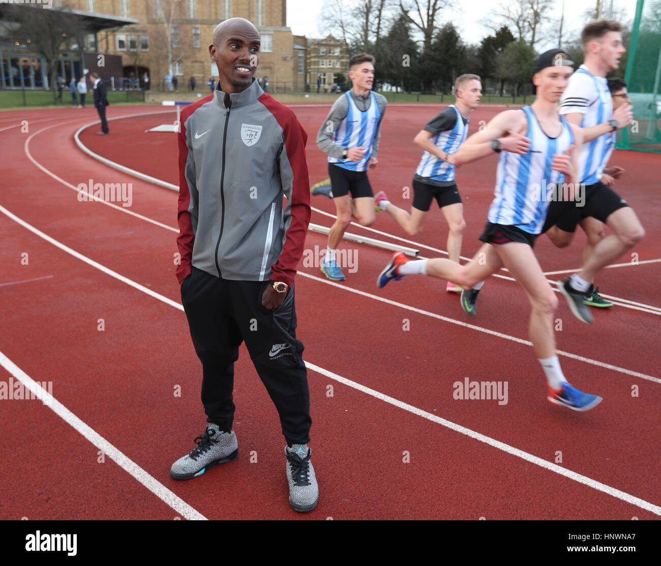 Medaglia d'oro olimpica Mo Farah inaugura una pista di atletica denominato in suo onore a St Mary's University a Twickenham. Foto Stock