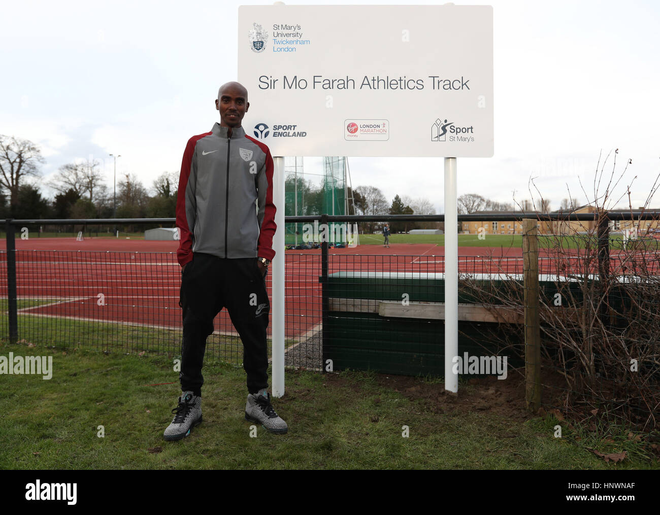 Medaglia d'oro olimpica Mo Farah arriva in corrispondenza di una pista di atletica denominato in suo onore a St Mary's University a Twickenham. Foto Stock