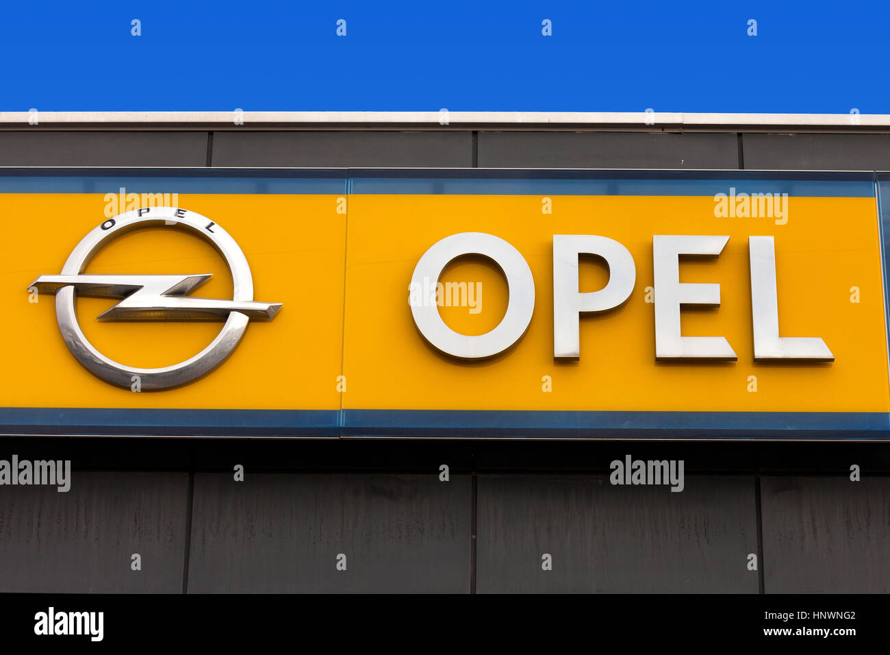 Opel segno a una concessionaria locale. Opel è un tedesco produttore di automobili con sede in Germania, filiale del gruppo americano General Motors. Foto Stock
