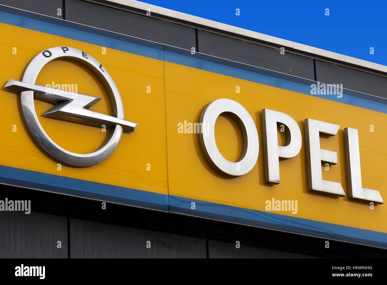 Opel segno a una concessionaria locale. Opel è un tedesco produttore di automobili con sede in Germania, filiale del gruppo americano General Motors. Foto Stock