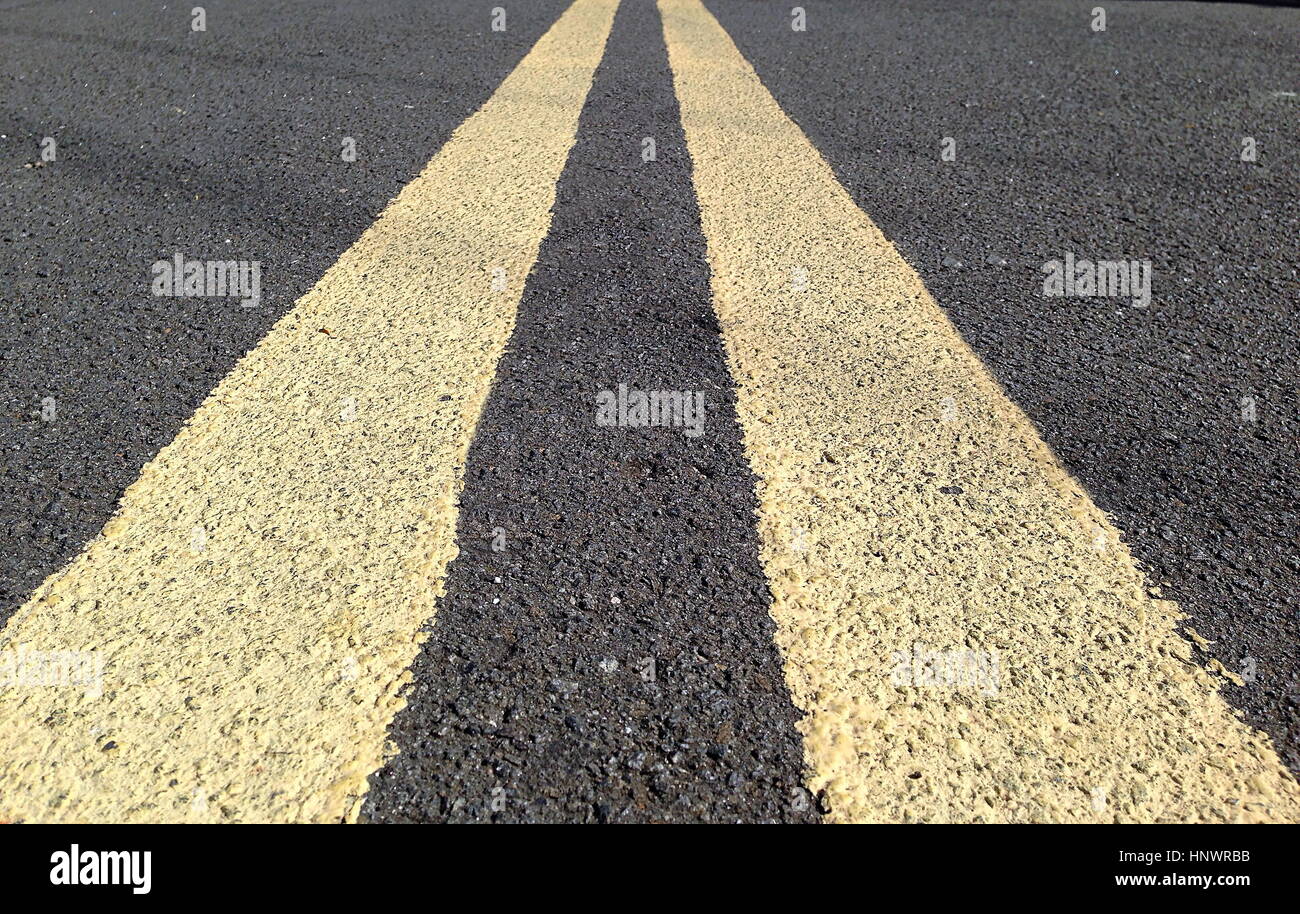 Doppio giallo linee in una strada per lo sfondo di viaggio Foto Stock