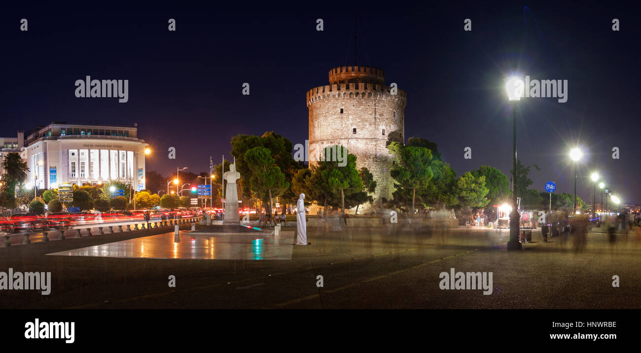 Notte scatto panoramico della Torre Bianca di Salonicco Foto Stock