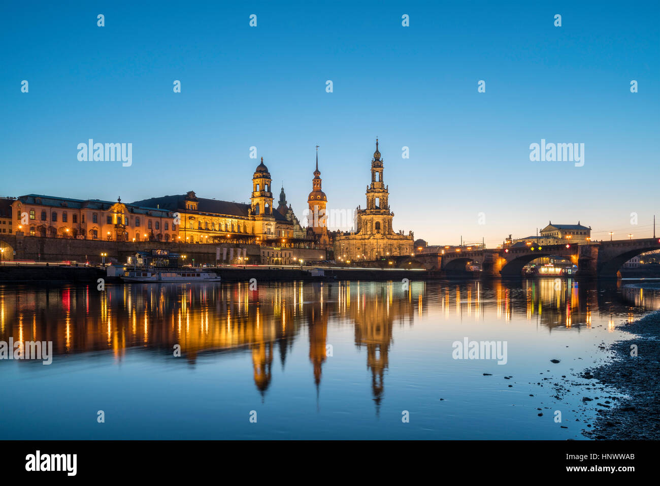 Notte skyline della città di Dresda e il fiume Elba in Sassonia, Germania. Foto Stock