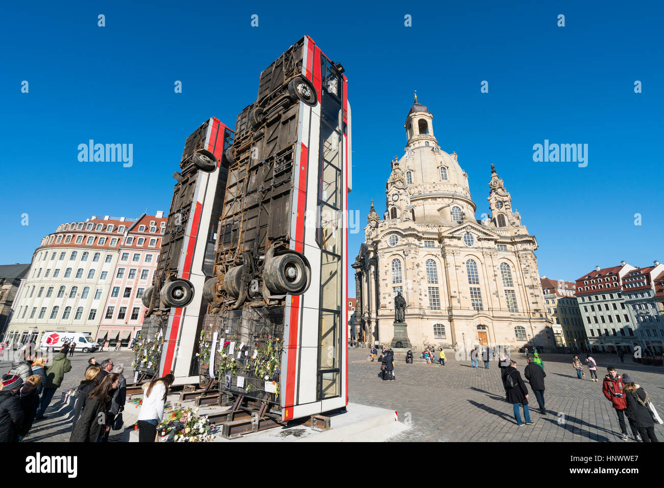 Scultura di 3 bus verticale che simboleggia anti sniper barricata di Aleppo da artista Syrian-German Manaf Halbouni a Dresda, in Germania. Foto Stock