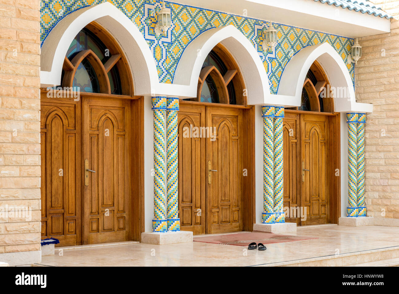 Ingresso della moschea. Ingresso principale porte a una moschea islamica in Al Ain, Emirati Arabi Uniti con piastrelle tradizionali e oggetti in legno Foto Stock