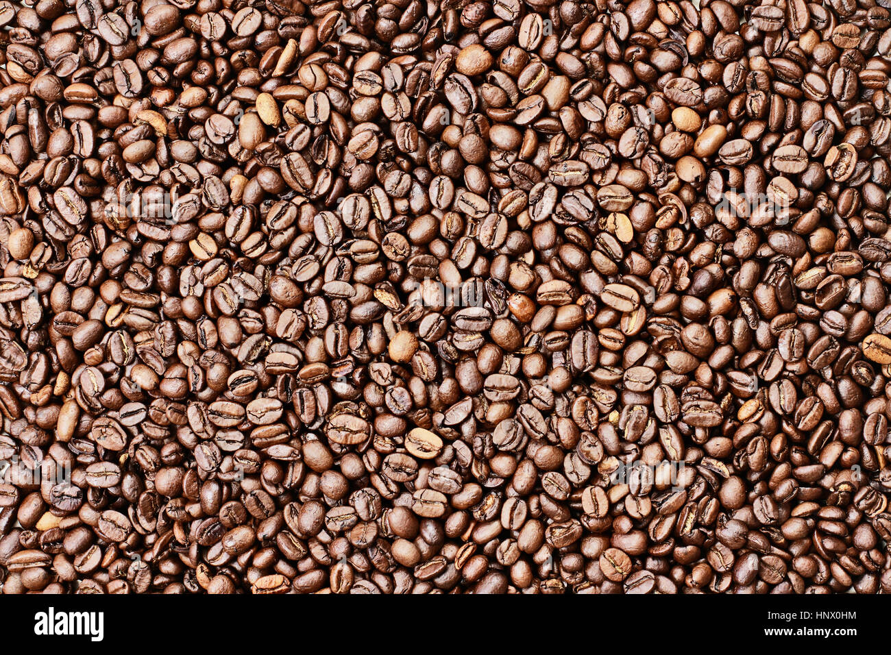 Scatto dall'alto guardando in giù su un flatlay immagine di un frame completo di chicchi di caffè sfondo. Foto Stock