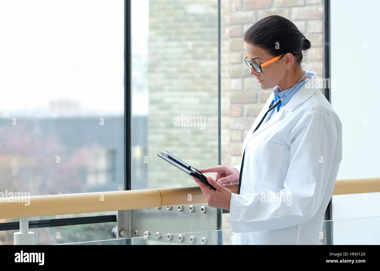 Medico donna nel centro medico utilizzando computer tablet Foto Stock