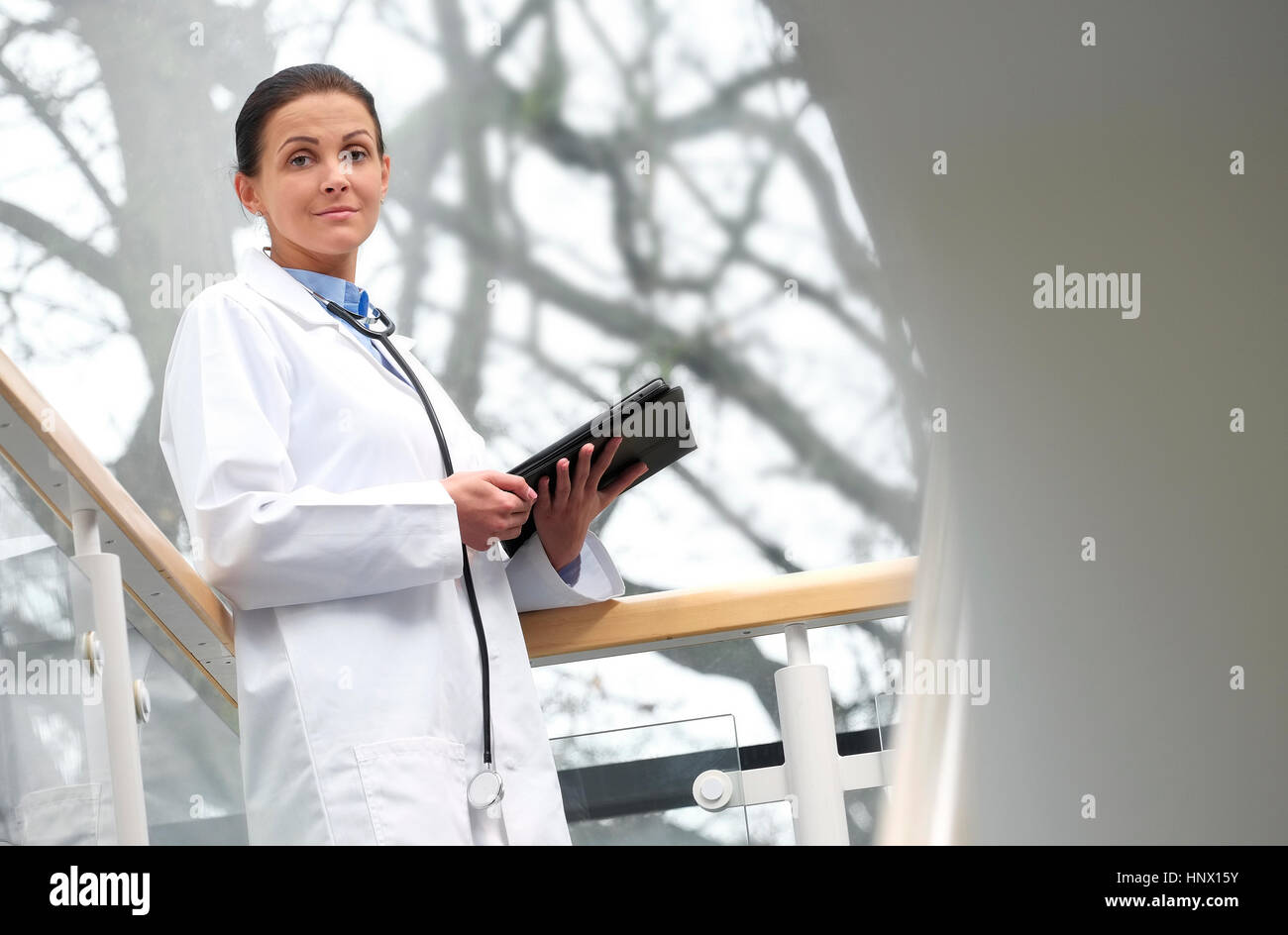Medico donna nel centro medico utilizzando computer tablet Foto Stock
