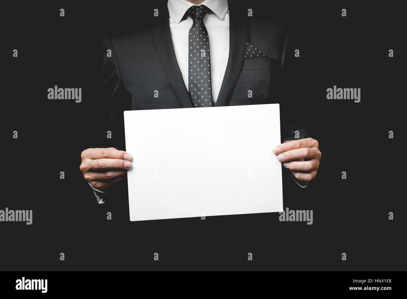 Business man in possesso di una carta Foto Stock